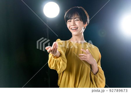 女性　女優　演劇　ステージ　歌う 92789673