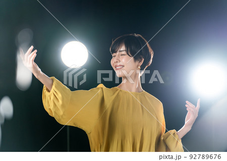 女性　女優　演劇　ステージ　歌う 92789676