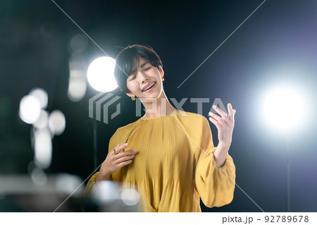 女性　女優　演劇　ステージ　歌う 92789678