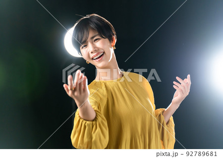 女性　女優　演劇　ステージ　歌う 92789681