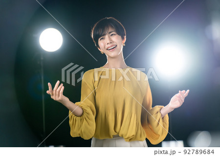 女性　女優　演劇　ステージ　歌う 92789684