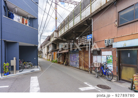 JR阪和線　高架下　昭和40年代のようなノスタルジックな町並み 92789780