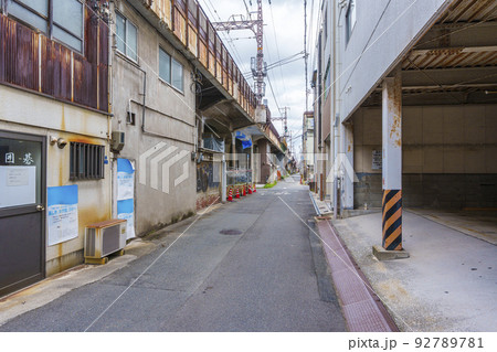 JR阪和線　高架下　昭和40年代のようなノスタルジックな町並み 92789781