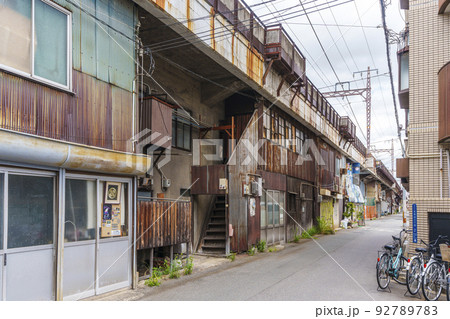 JR阪和線　高架下　昭和40年代のようなノスタルジックな町並み 92789783