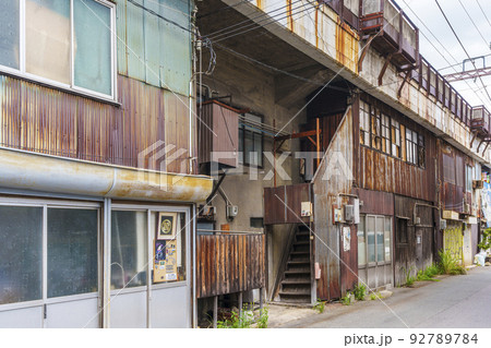 JR阪和線　高架下　昭和40年代のようなノスタルジックな町並み 92789784