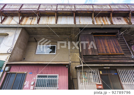 JR阪和線　高架下　昭和40年代のようなノスタルジックな町並み 92789796