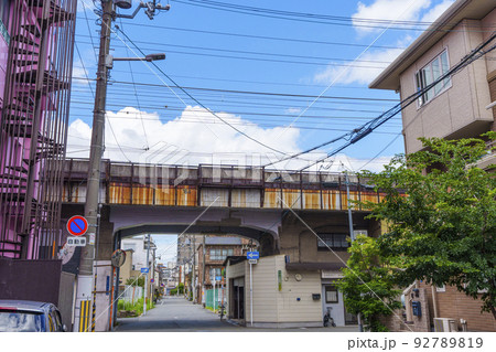 JR阪和線　高架下　昭和40年代のようなノスタルジックな町並み 92789819