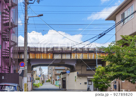 JR阪和線　高架下　昭和40年代のようなノスタルジックな町並み 92789820