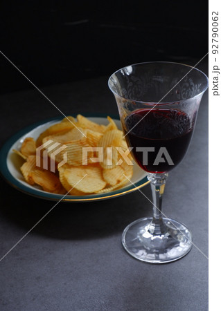 赤ワインのおつまみにポテトチップス 92790062