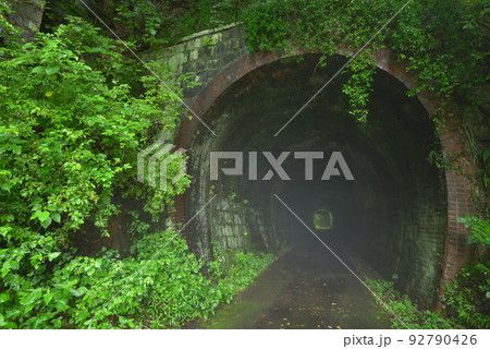 レンガ造りのトンネル　遊歩道になった旧国鉄足尾線神戸駅近くのトンネル 92790426