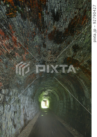 レンガ造りのトンネル　遊歩道になった旧国鉄足尾線神戸駅近くのトンネル 92790427