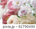 美しい色合いの薔薇がのバラが窓辺に飾られているところ 92790490