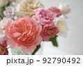 美しい色合いの薔薇がのバラが窓辺に飾られているところ 92790492