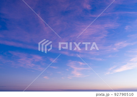 夕方の空、夕焼けと青空のグラデーション 夕方の空、夕焼けと青空のグラデーション 92790510