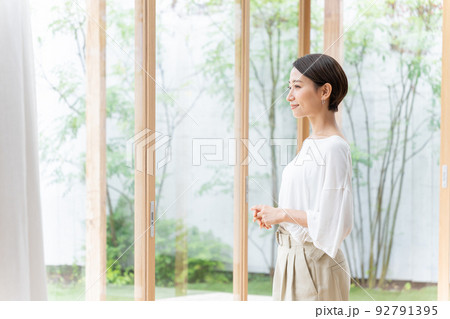 笑顔のミドル女性 92791395