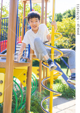 公園で元気に遊ぶ男の子 公園で元気に遊ぶ男の子 92791451