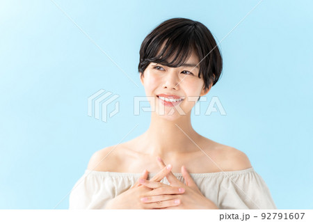 美容　女性　ブルーバック 92791607