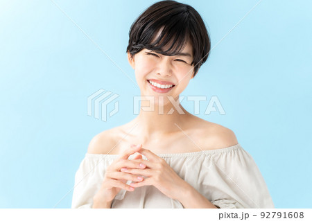 美容　女性　ブルーバック 92791608