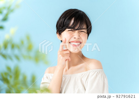美容　女性　ブルーバック 92791621