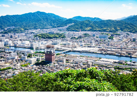 猿猴川に架かる仁保橋から東方面展望しています。高速2号線が猿猴川に沿って走っています。精密画像 猿猴川に架かる仁保橋から東方面展望しています。高速2号線が猿猴川に沿って走っています。精密画像 92791782