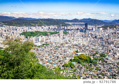 広島市比治山公園の東方面市街地風景です。広島駅前から南方面の比治山町、段原町展望。精密画像 広島市比治山公園の東方面市街地風景です。広島駅前から南方面の比治山町、段原町展望。精密画像 92791786