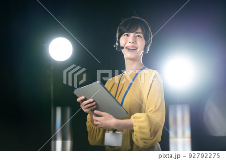 女性 制作スタッフ 放送 映像 テレビ 女性 制作スタッフ 放送 映像 テレビ 92792275