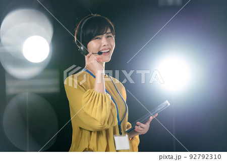 女性　制作スタッフ　放送　映像　テレビ 92792310