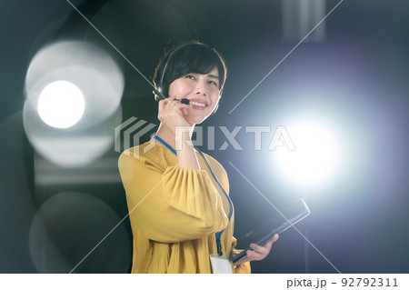 女性　制作スタッフ　放送　映像　テレビ 92792311