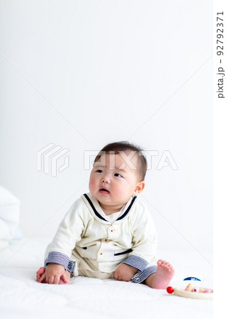お座りをするあかちゃん 乳児 お座りをするあかちゃん 乳児 92792371