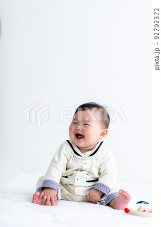 お座りをするあかちゃん 乳児 お座りをするあかちゃん 乳児 92792372