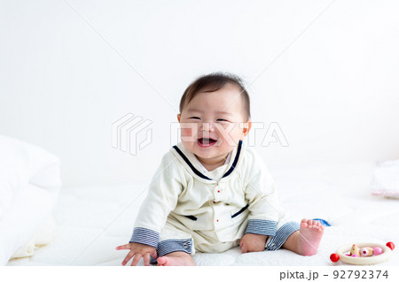 お座りをするあかちゃん 乳児 お座りをするあかちゃん 乳児 92792374
