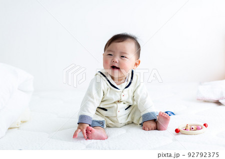 お座りをするあかちゃん 乳児 お座りをするあかちゃん 乳児 92792375