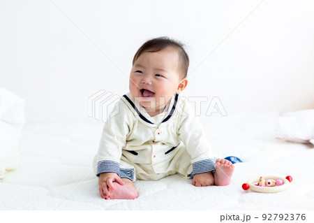 お座りをするあかちゃん　乳児 92792376