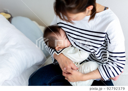 授乳 あかちゃんと母親 授乳 あかちゃんと母親 92792379