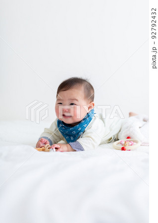 うつ伏せをするあかちゃん 乳児 うつ伏せをするあかちゃん 乳児 92792432