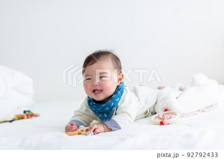 うつ伏せをするあかちゃん　乳児 92792433