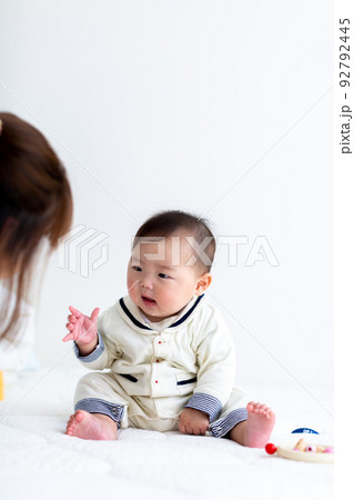 お座りをするあかちゃんと母親 乳児 お座りをするあかちゃんと母親 乳児 92792445