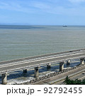 山の上から見た海と道路 92792455