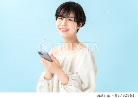 女性　スマートフォン　ブルーバック 92792961