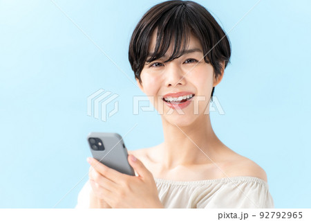 女性　スマートフォン　ブルーバック 92792965