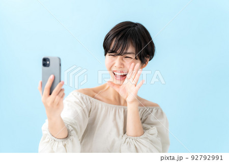 女性 スマートフォン ブルーバック 女性 スマートフォン ブルーバック 92792991