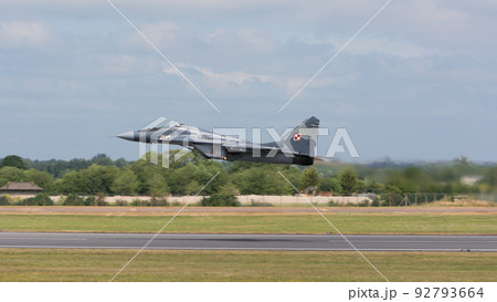 ポーランド空軍MiG-29特別塗装機離陸 92793664