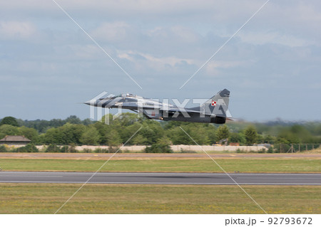 ポーランド空軍MiG-29特別塗装機離陸 92793672