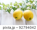 収穫したてのフレッシュなレモン 92794042