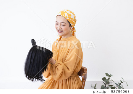ウィッグをお手入れする女性 ウィッグをお手入れする女性 92794063
