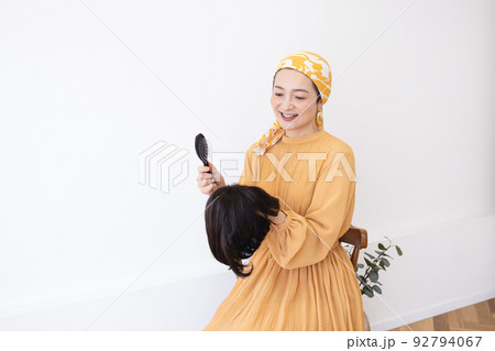 ウィッグをお手入れする女性 ウィッグをお手入れする女性 92794067