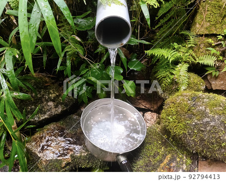 山の湧き水 92794413