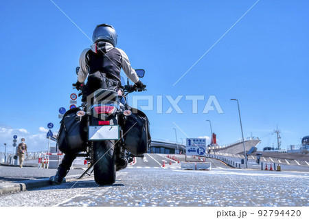 大型アメリカンバイクで横浜をツーリングする女性ライダーのイメージカット 92794420