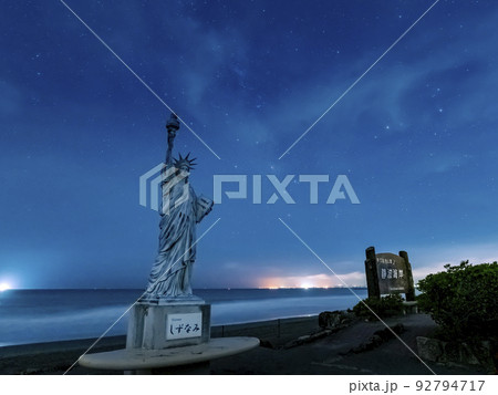 静岡県牧之原市の静波海岸にある自由の女神像 92794717