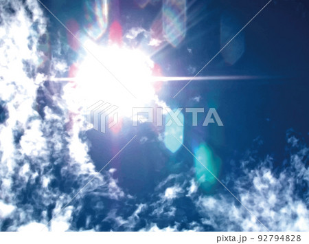 太陽の逆光で強い光芒と虹色ゴーストを発生、さらにコントラストと色彩を強調した青空のイメージ。 92794828